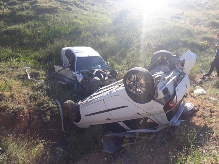 Otomobiller Kafa Kafaya Çarpıştı: 8 Yaralı