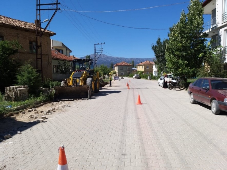 Başmakçı’da Elektrik Hatları Yer Altına Alınıyor