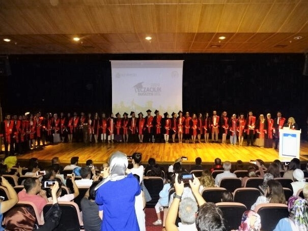 Dü Eczacılık Fakültesi İkinci Mezunlarını Verdi