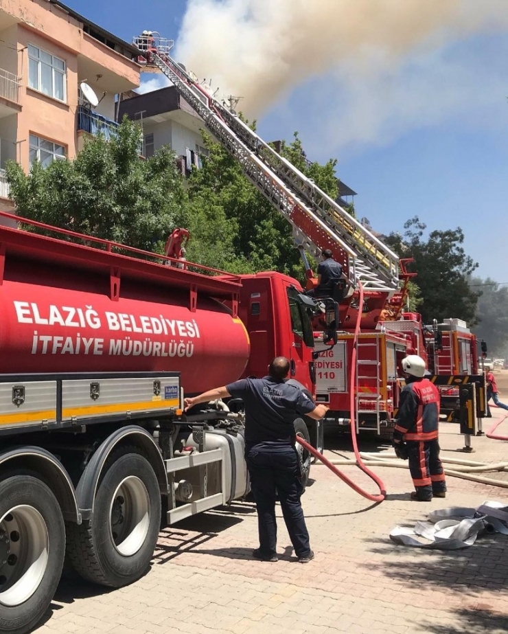 Elazığ’da Çatı Yangını