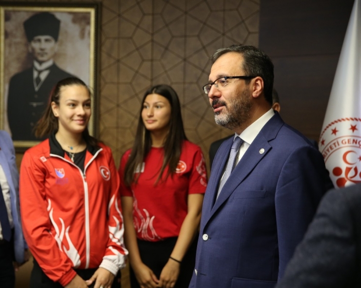 Bakan Kasapoğlu Milli Eskrimcileri Kabul Etti