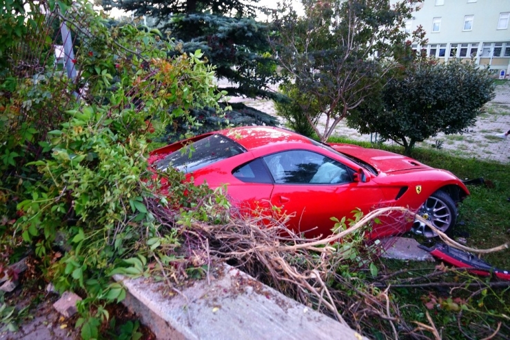 Yoldan Çıkan Ferrari Okulun Bahçesine Uçtu
