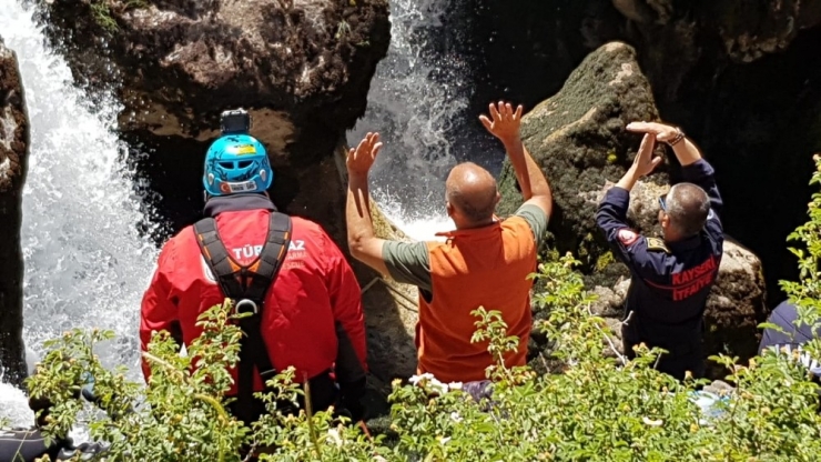 Selfie Çekerken Kayalıklardan Düşen Gencin Arama Çalışmaları Sürüyor