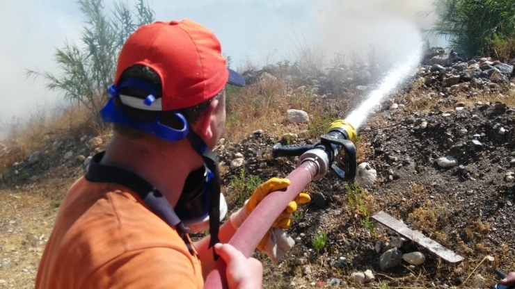 Silifke’de Orman Yangını Yüzünden Bazı Evler Boşaltıldı, Yollar Trafiğe Kapatıldı