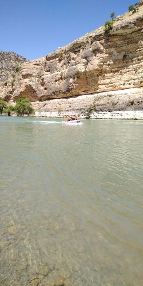Botan Çay’ında Bulunan Araç Jandarmayı Harekete Geçirdi
