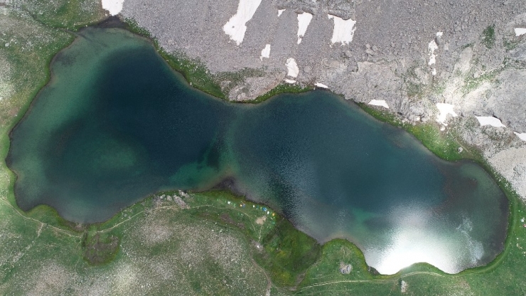 Bolkar Zirvesindeki Kar Ve Göl Manzarası Ziyaretçilerini Mest Ediyor