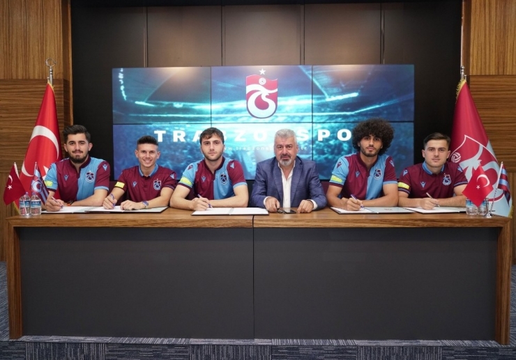 Trabzonspor 9 Futbolcuyla Sözleşme İmzaladı