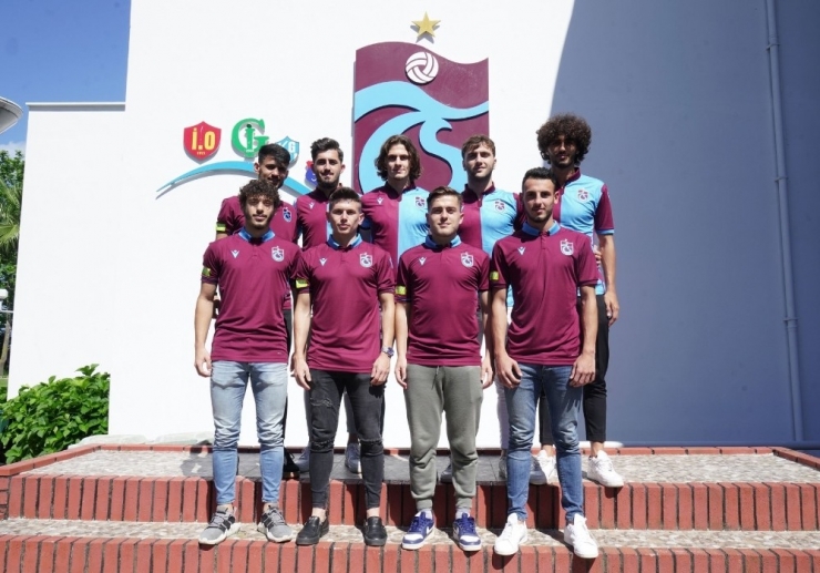 Trabzonspor 9 Futbolcuyla Sözleşme İmzaladı