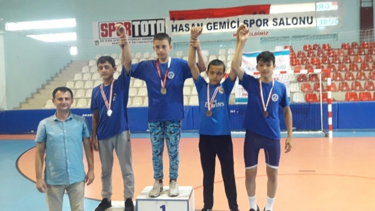 Kağıtsporlu Efsane Güreşçi Mezarı Başında Anıldı