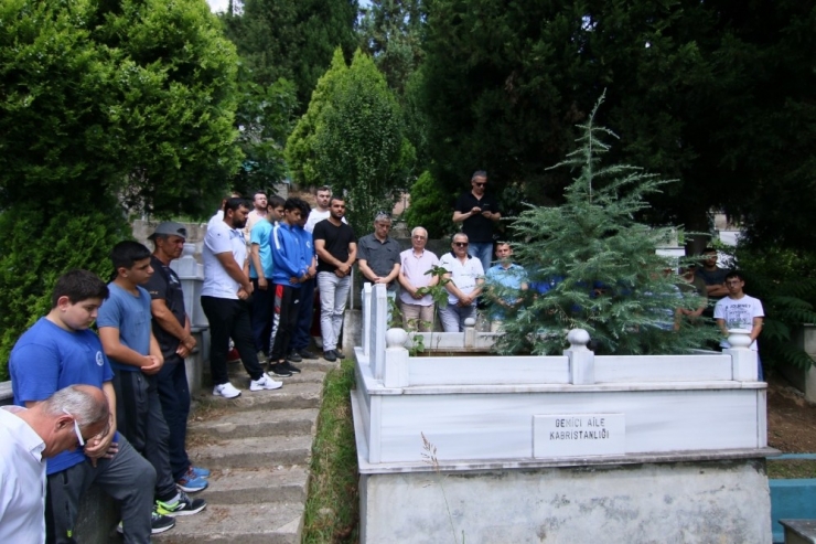 Kağıtsporlu Efsane Güreşçi Mezarı Başında Anıldı