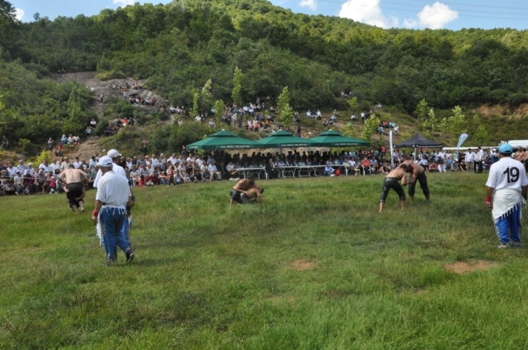 Yaraşlıyörük’te 33 Yıl Aradan Sonra Yağlı Güreşler Düzenlendi