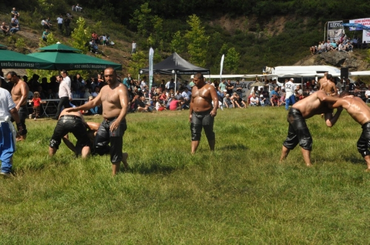 Yaraşlıyörük’te 33 Yıl Aradan Sonra Yağlı Güreşler Düzenlendi