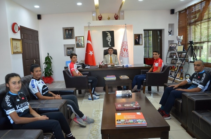 Milli Bisikletçilerden Eskici’ye Ziyaret