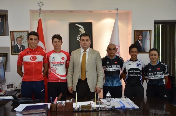 Milli Bisikletçilerden Eskici’ye Ziyaret