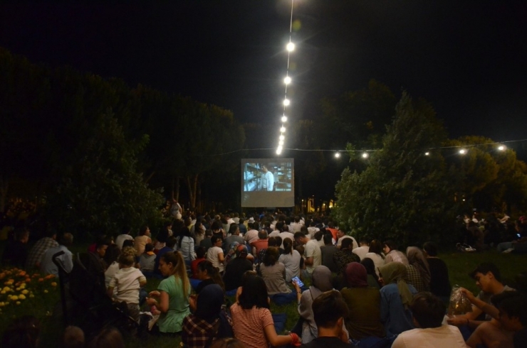 Akhisar Gölet’te Açık Hava Sinema Günleri Başladı