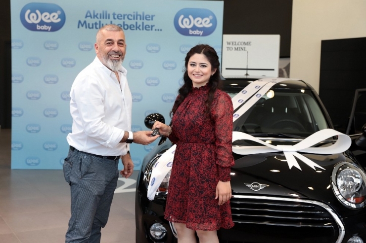 Wee Baby Kazanan Talihlisine Arabasını Teslim Etti