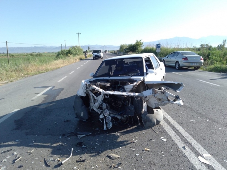 Kafa Kafa Çarpışan Otomobillerden Biri Tarlaya Uçtu: 5 Yaralı