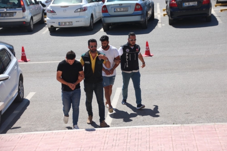 Turistlere Uyuşturucu Satan 2 Şüpheli Tutuklandı