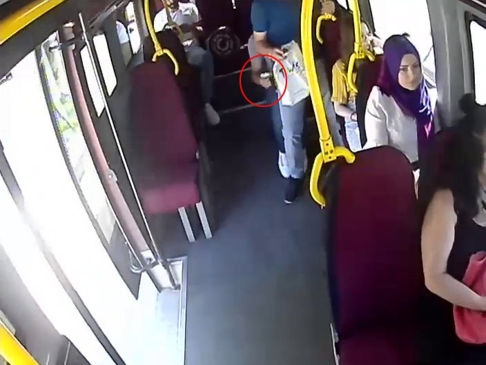 Kaşla Göz Arasında 2 Bin Lirayı Aldı