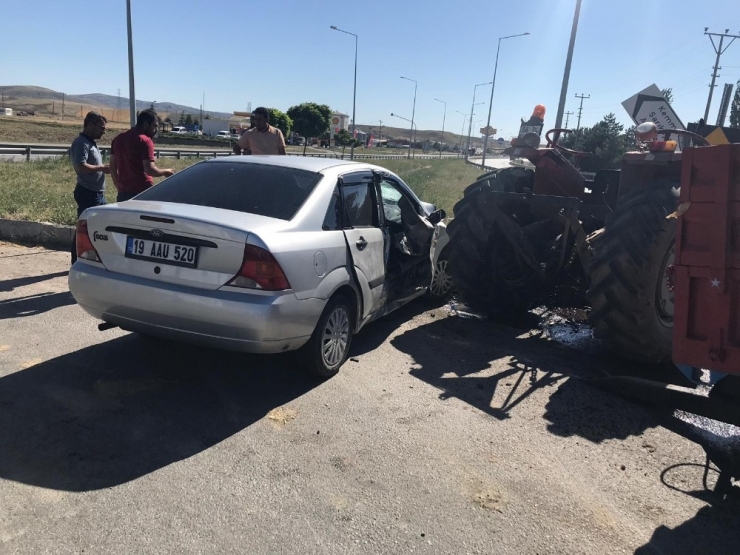 Otomobil İle Traktör Çarpıştı: 3 Yaralı