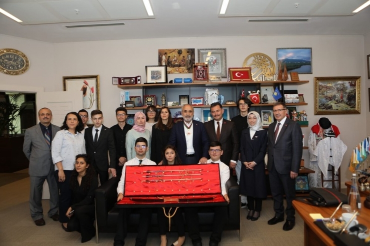 Cumhurbaşkanı Başdanışmanı Topçu’ya Ukrayna’dan ‘Üstün Hizmet Nişanı’