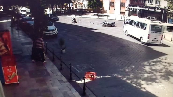 Motosikletten Savrulan Polis, Dolmuşun Altında Kalıyordu