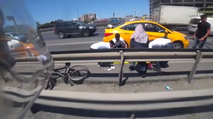 İstanbul’da Bisikletli Ve Motosikletli İki Genç Kaza Geçirerek Yaralandı
