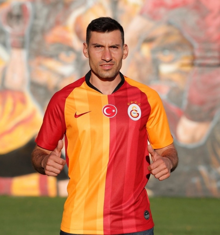 Galatasaray, Şener Özbayraklı İle 2 Yıllık Sözleşme İmzaladı