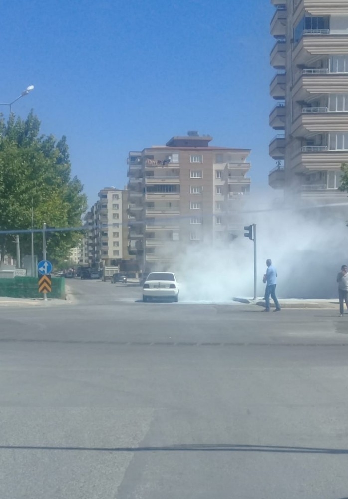 Cadde Ortasında Alev Alan Otomobili Vatandaşlar Söndürdü