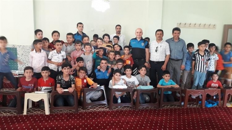 Hakkari Polisinden Kur’an Kursu Öğrencilerine Ziyaret