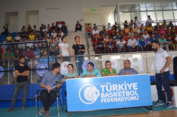 Hakkari Spor Lisesinin Yetenek Sınavına Yoğun İlgi