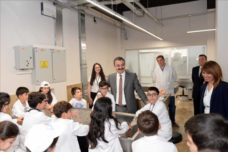 Rektör Öztürk, Üniversiteli Çocuklarla Bir Araya Geldi