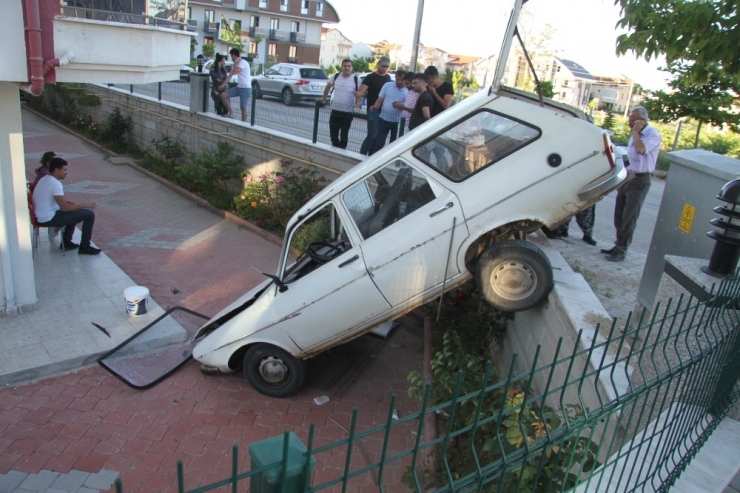 Kaza Yapan Otomobil Apartman Boşluğuna Düştü: 1 Yaralı