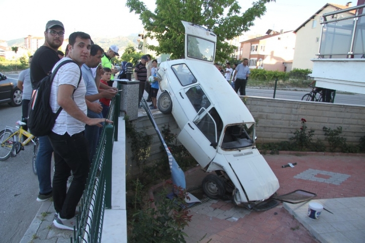 Kaza Yapan Otomobil Apartman Boşluğuna Düştü: 1 Yaralı