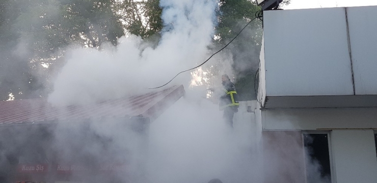 Lokantada Yangın Çıktı, Onlar Yemeklerine Devam Etti