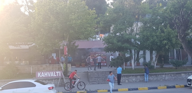 Lokantada Yangın Çıktı, Onlar Yemeklerine Devam Etti