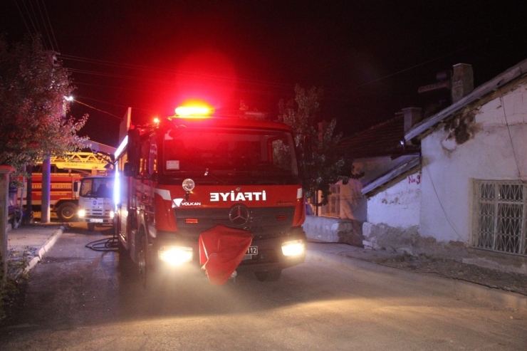 Kömürlükte Çıkan Yangın Evlere Sıçramadan Söndürüldü