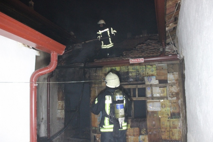 Kömürlükte Çıkan Yangın Evlere Sıçramadan Söndürüldü