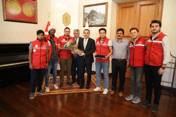 Kars Valisi Öksüz, 40 Öğrenciyi Makamında Ağırladı