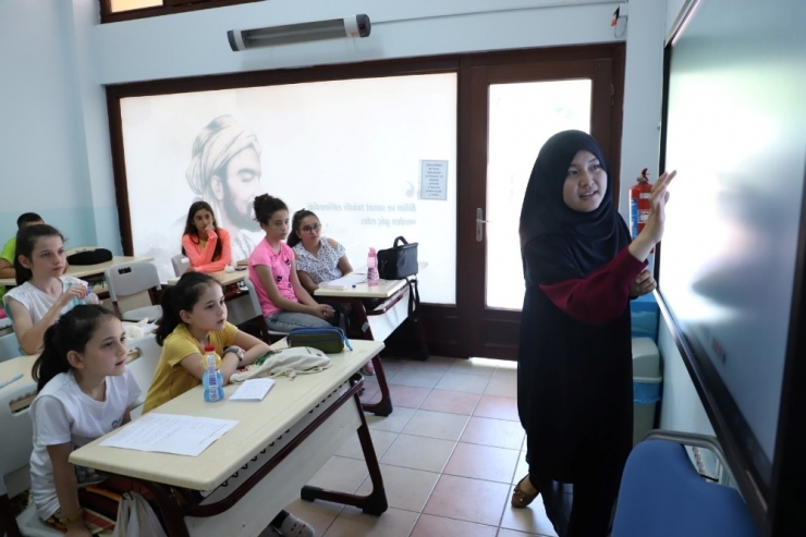 Bilgievi Öğrencileri İngilizce Öğreniyor