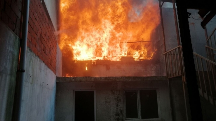 Körfez’de Beyaz Eşya Deposu Alev Alev Yandı