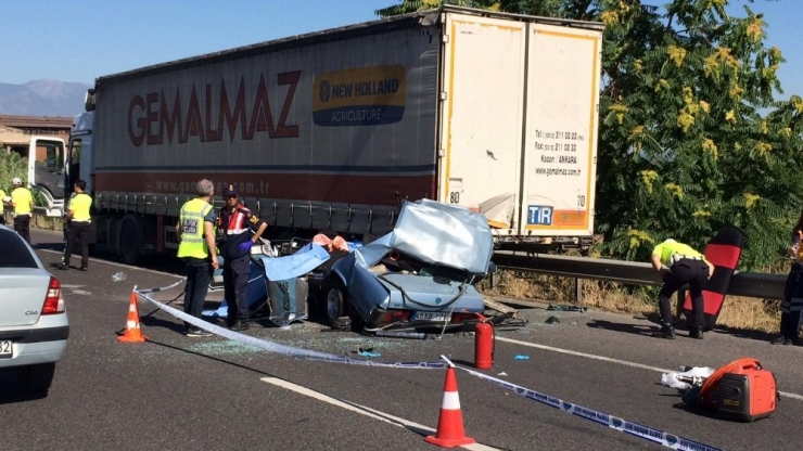 Manisa’nın Turgutlu İlçesine Bağlı Avşar Mahallesi İzmir-ankara Yolunda Bir Otomobilin Tıra Arkadan Çarpması Sonucu İlk Belirlemelere Göre 3 Kişi Öldü.