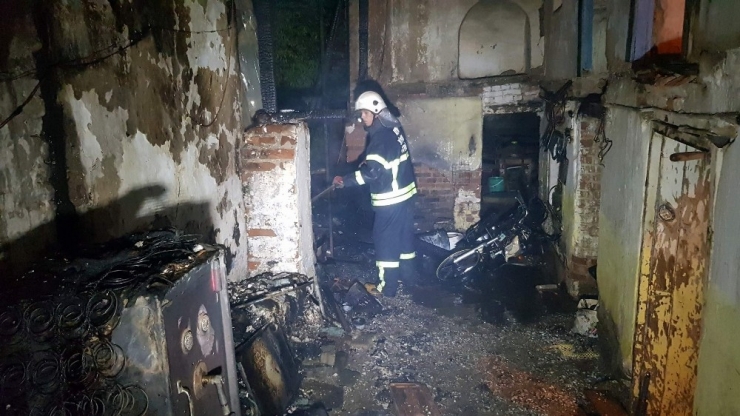 Nazilli’de Yanan Evde Meydana Gelen Patlamalar Panik Oluşturdu: 2 Yaralı