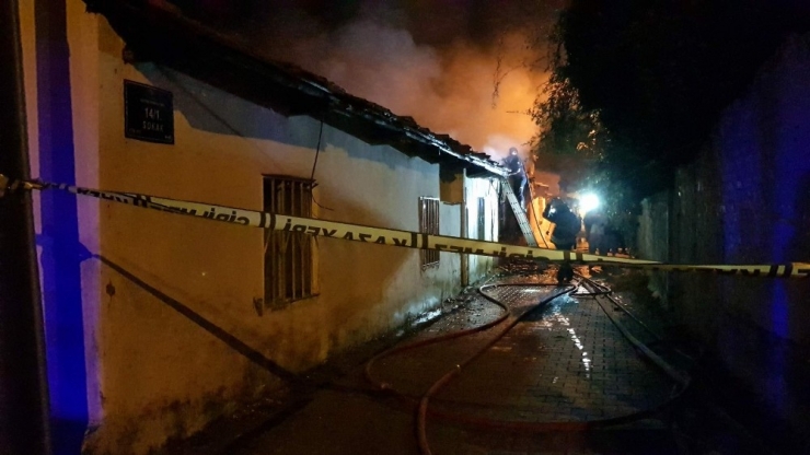 Nazilli’de Yanan Evde Meydana Gelen Patlamalar Panik Oluşturdu: 2 Yaralı
