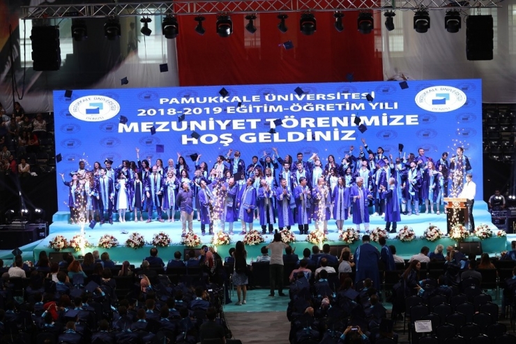 55 Yaşında Güvenlik Görevlisi Olduğu Üniversiteden Mezun Oldu