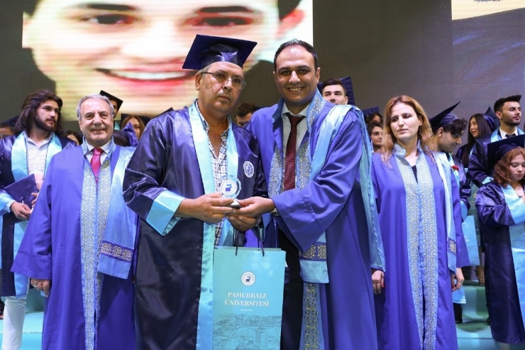 55 Yaşında Güvenlik Görevlisi Olduğu Üniversiteden Mezun Oldu