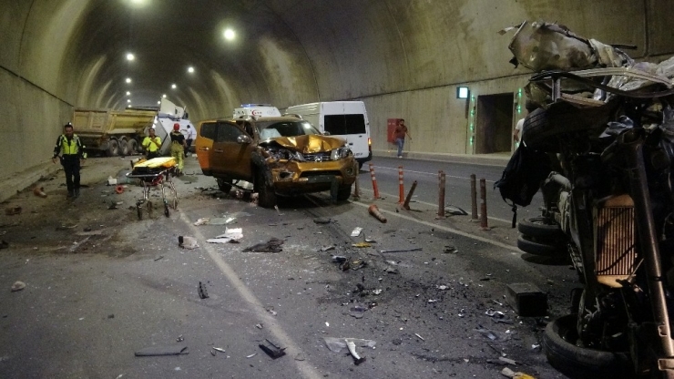 Tünel’de Ters Yöne Giren Kamyon Ortalığı Savaş Alanına Çevirdi: 5 Yaralı