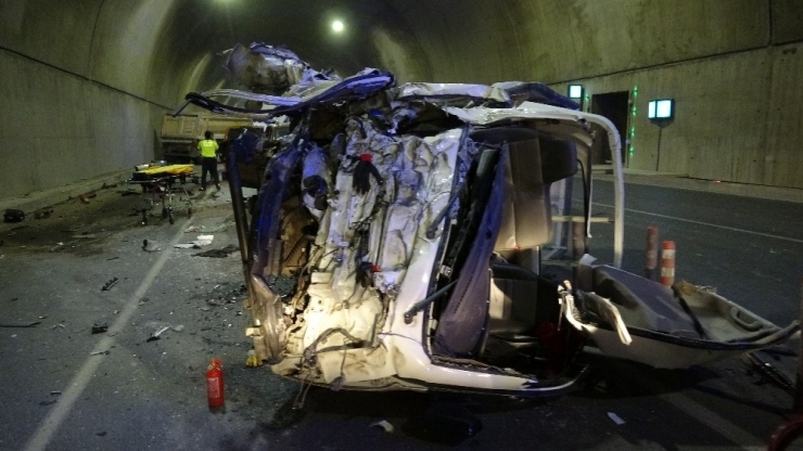 Tünel’de Ters Yöne Giren Kamyon Ortalığı Savaş Alanına Çevirdi: 5 Yaralı