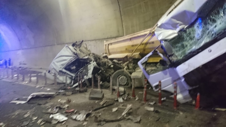 Sabiha Gökçen Havalimanı Bağlantı Yolundaki Tünelde Feci Kaza