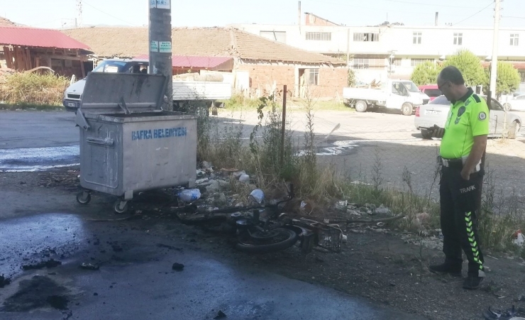 Yanan Motosikleti İtfaiye Söndürdü